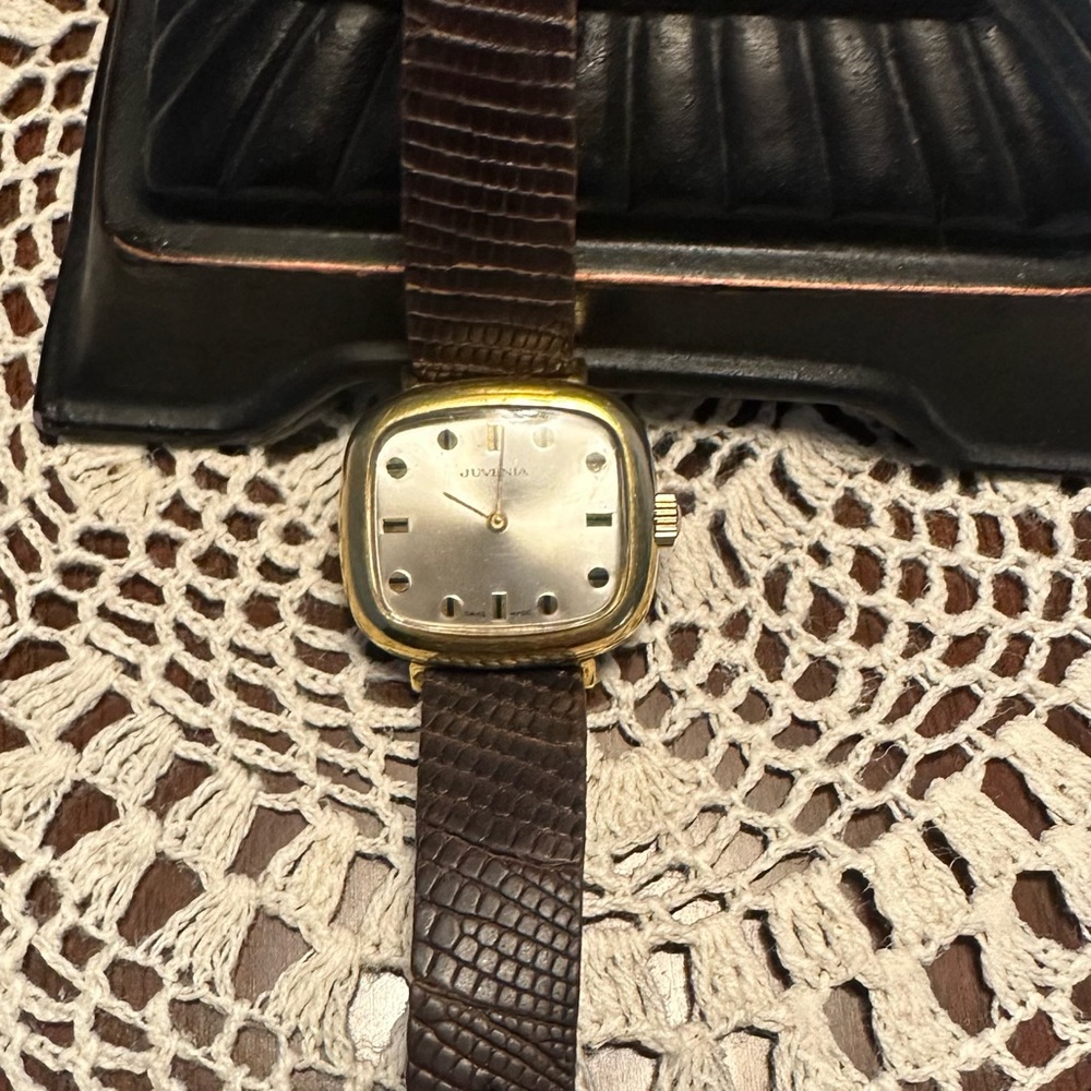Vintage Juvenia Women’s Swiss Watch — Gold-Tone Case, Manual Wind
